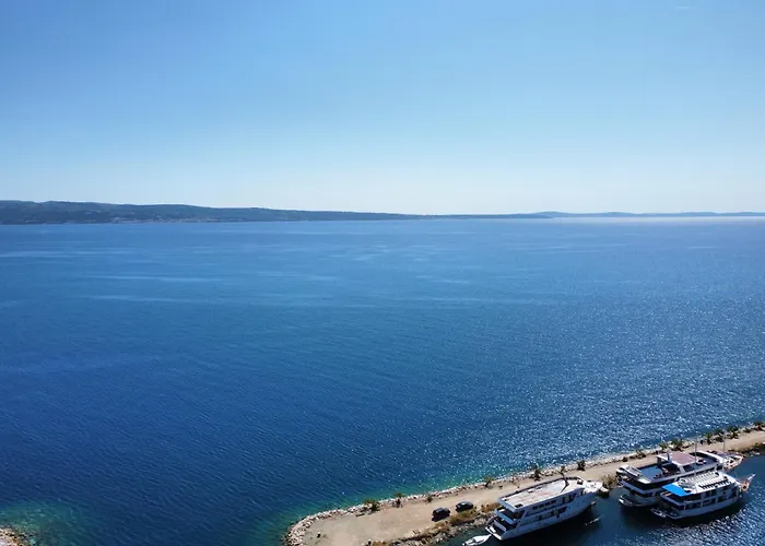 Kate Only 10 Meter From Near Split *