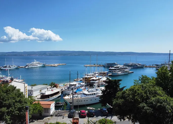 Kate Only 10 Meter From Near Split *