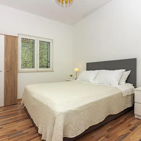 Kate Only 10 Meter From Near Split * Jesenice (Split-Dalmatia)