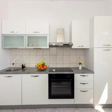 Kate Only 10 Meter From Near Split * Jesenice (Split-Dalmatia)