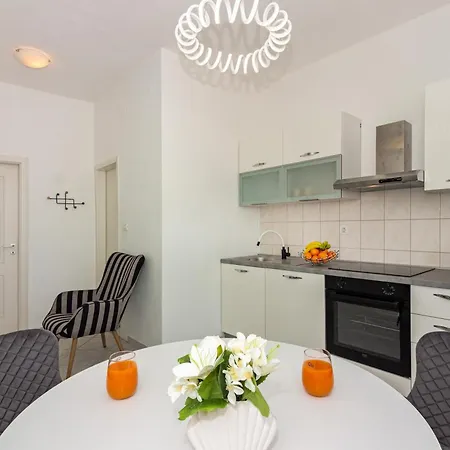 Kate Only 10 Meter From Near Split * Jesenice (Split-Dalmatia)