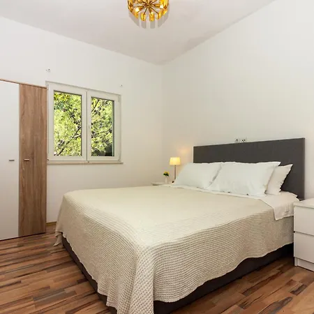 Kate Only 10 Meter From Near Split Jesenice (Split-Dalmatia)