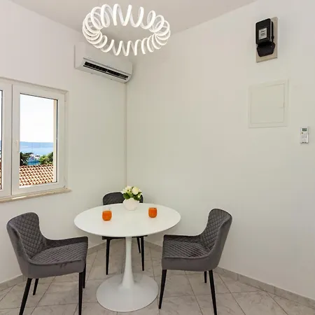 Kate Only 10 Meter From Near Split * Jesenice (Split-Dalmatia)