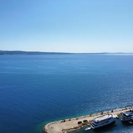 Kate Only 10 Meter From Near Split *