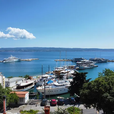 Kate Only 10 Meter From Near Split *