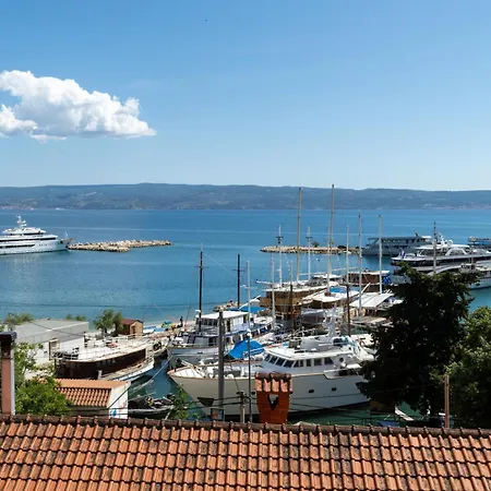 Kate Only 10 Meter From Near Split