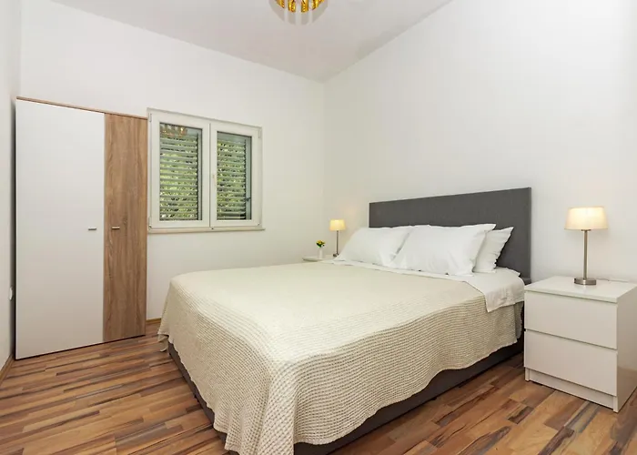 Kate Only 10 Meter From Near Split * Jesenice (Split-Dalmatia)