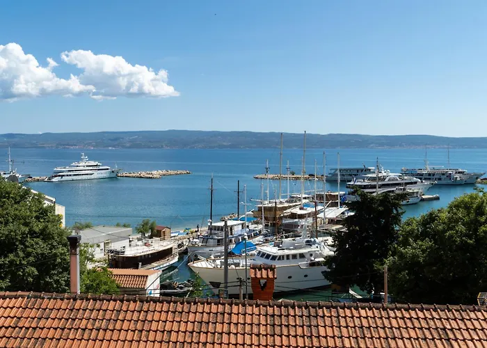 Kate Only 10 Meter From Near Split